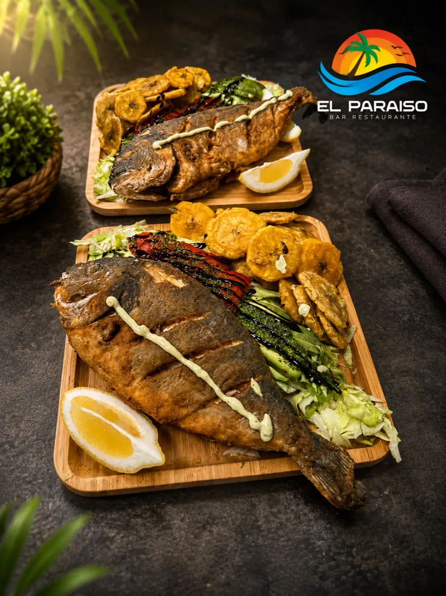 Pescado entero frito con tostones y verduras a la brasa